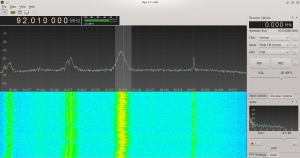 Izgled prozora Gqrx podešenog na frekvenciju FM difuzne stanice. U prozoru se vide i susjedne FM stanice.