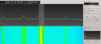Izgled prozora Gqrx podešenog na frekvenciju FM difuzne stanice. U prozoru se vide i susjedne FM stanice.