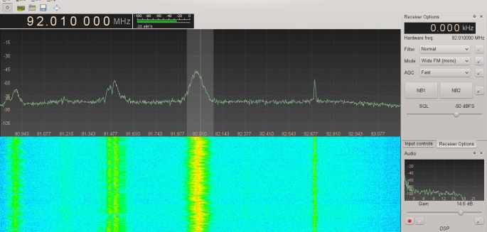 Izgled prozora Gqrx podešenog na frekvenciju FM difuzne stanice. U prozoru se vide i susjedne FM stanice.